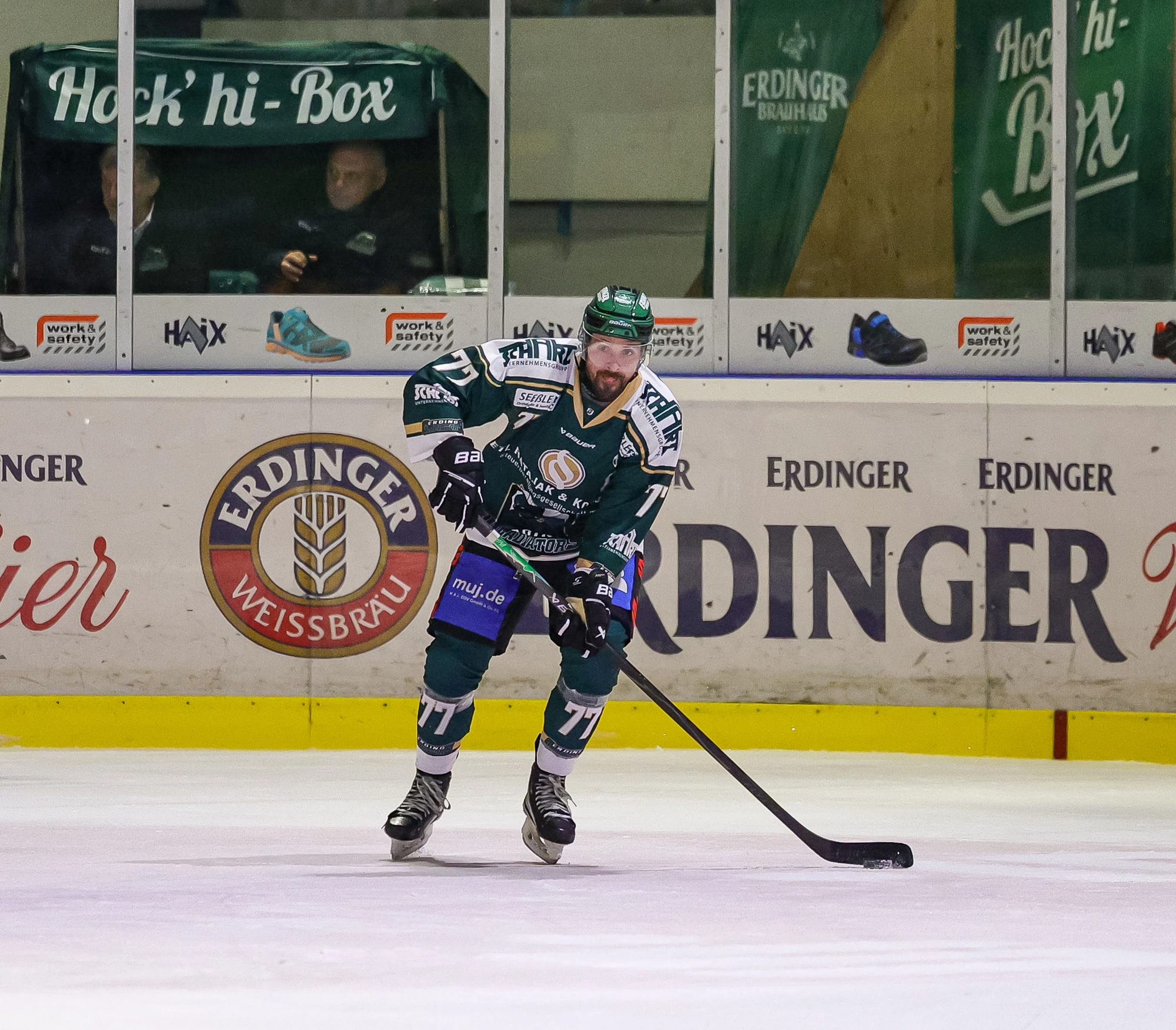 Philipp Michl im Spiel auf dem Eis