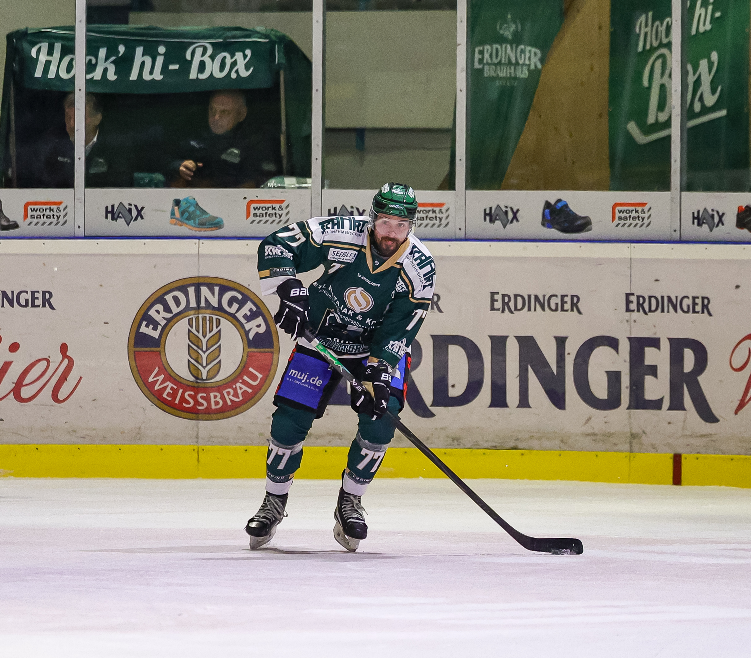 Philipp Michl im Trikot auf dem Eis